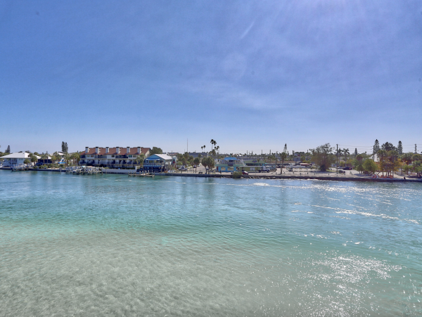 Luxurious Bayfront Condo Steps to beach
